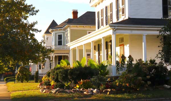 Virginia house pictured in residential neighborhood.